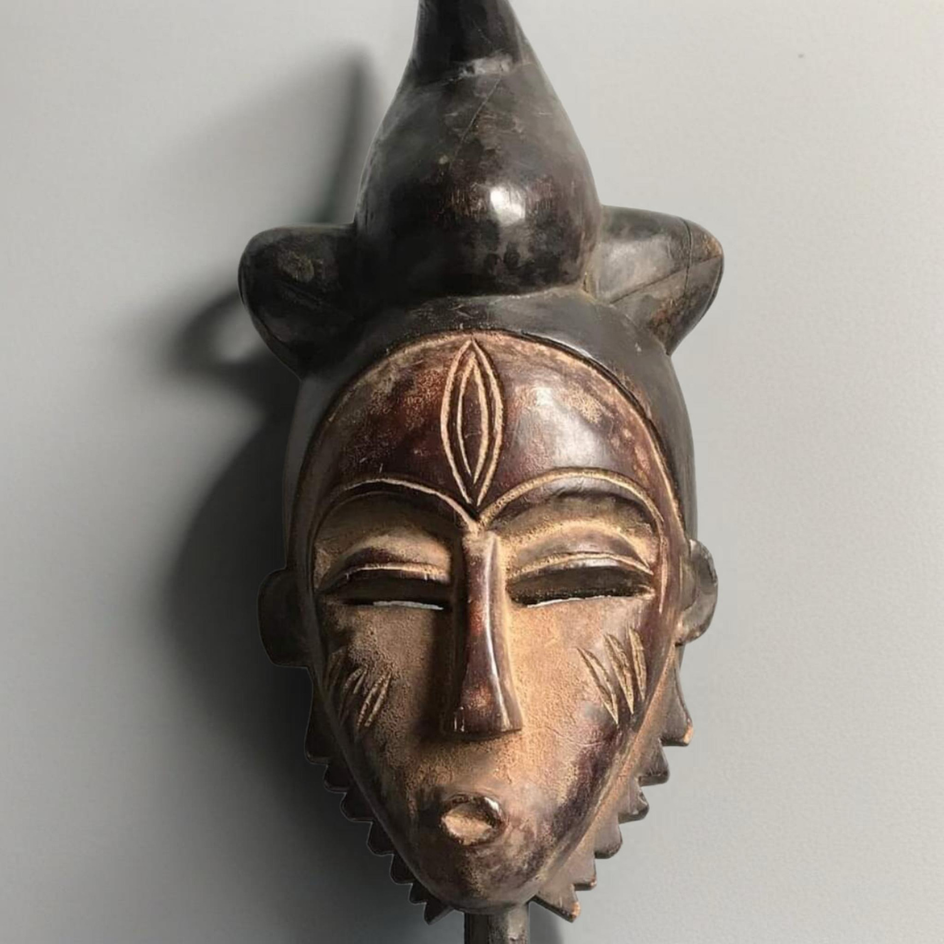 Fredsommelig afrikansk maske fra Yoruba folket