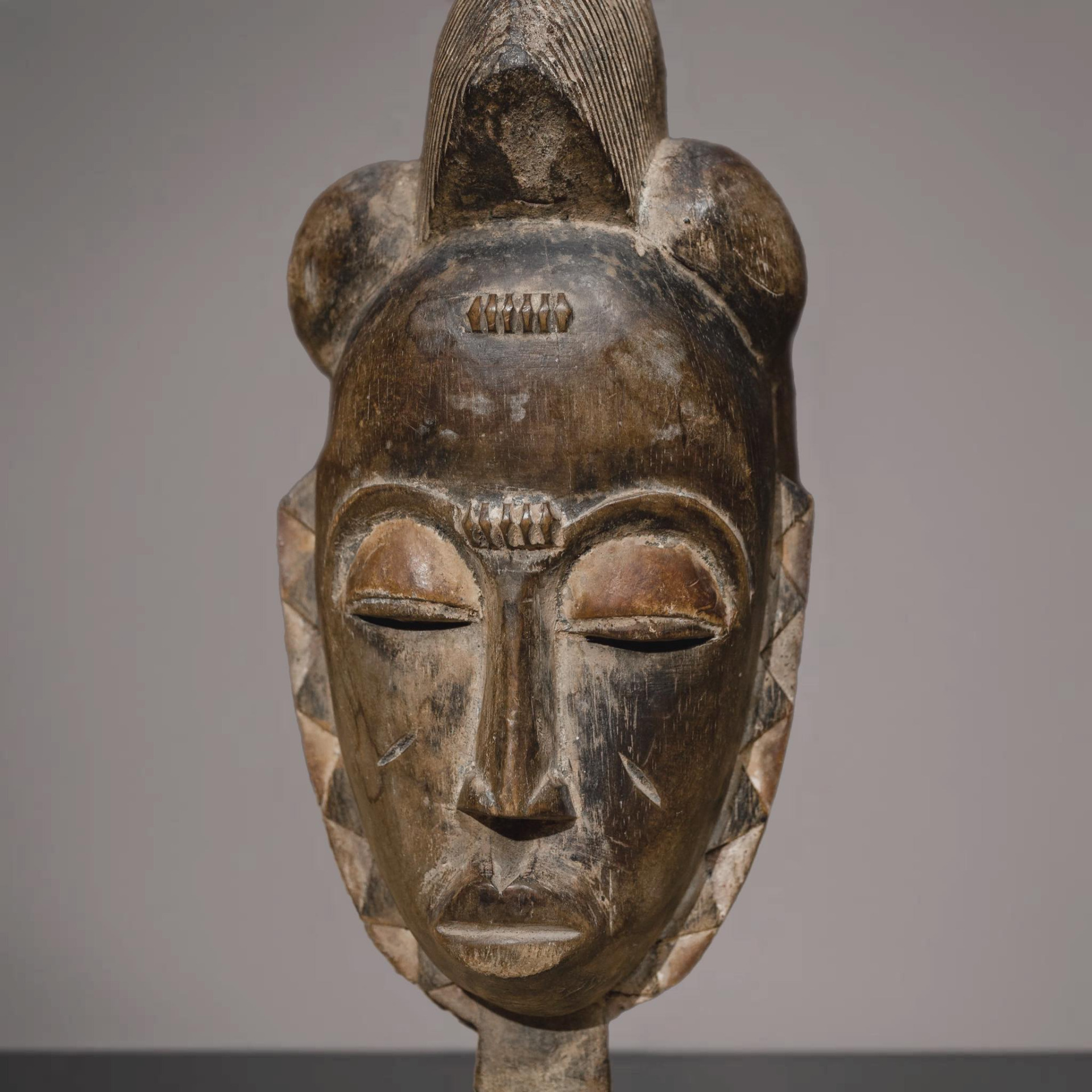 Fredsommelig afrikansk maske fra Baule folket